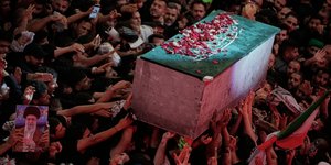 Το φέρετρο του αγιατολάχ Αλί Χαμενεΐ περνά μέσα από το συγκεντρωμένο πλήθος