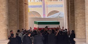 Το λείψανο του πρώην ανώτατου ηγέτη Χαμενεΐ μεταφέρθηκε σε θρησκευτικό συγκρότημα στην Τεχεράνη για την κηδεία