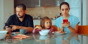 Η προσκόλληση των γονιών στα κινητά αυξάνει το άγχος των παιδιών