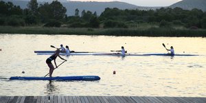 Κωπηλάτες αθλούνται στο Ολυμπιακό Κωπηλατοδρόμιο στον Σχινιά