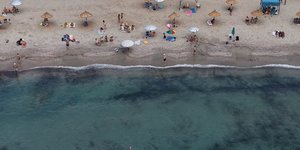 Κοσμος σε παραλία της Αττικής 