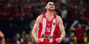 Κώστας Παπανικολάου από τους σπουδαιότερους αρχηγούς του ολυμπιακού
