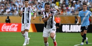 Ο Φίλιπ Κόστιτς με την φανέλα της Γιουβέντους