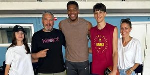 Ο Γιάννης Αντετοκούνμπο με τον Νίκολα Κουστούριτσα