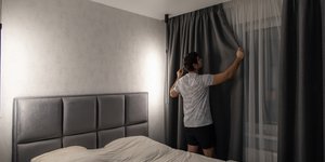 (D) Ούτε κουρτίνες, ούτε σκίαστρα: Τα IKEA έχουν μια οικονομική λύση για παράθυρα με πλήρη συσκότιση