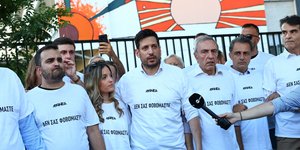 Ο Κωνσταντίνος Κυρανάκης με κόσμο έξω από το Ιπποκράτειο, φορώντας το μπλουζάκι με το σύνθημα «Δεν σας φοβόμαστε»