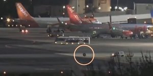Ελαστικό αεροσκάφους της Ryanair αποκολλήθηκε και άρχισε να κυλάει ανεξέλεγκτα σε ισπανικό αεροδρόμιο