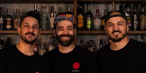 Οι ιδοκτήτες του μπαρ Late Bloomers: Από αριστερά οι Στέλιος, Αινείας, Βαγγέλης