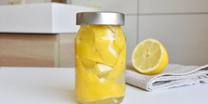Καθαριστικό λεμόνι & ξύδι σε γυάλινο επαναχρησιμοποιούμενο βάζο