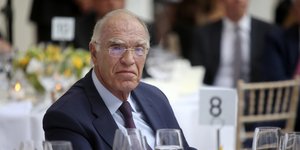 Ο Βασίλης Λεβέντης σε τραπέζι