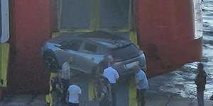 Αυτοκίνητο κόλλησε στον καταπέλτη πλοίου στο λιμάνι της Ραφήνας