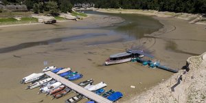 H λίμνη Μπρενέ στην Ελβετία στερεύει από νερό