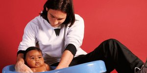 Ο Λιονέλ Μέσι με τον Λαμίν Γιαμάλ μωρό σε φωτογράφιση για ημερολόγιο της Μπαρτσελόνα το 2007