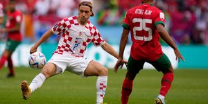 Ο Λόβρο Μάγερ με τη φανέλα της Εθνικής Κροατίας σε αγώνα με το Μαρόκο στο Παγκόσμιο Κύπελλο του 2022