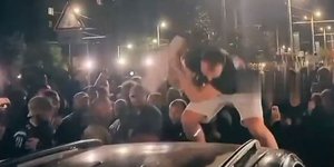 Διαδηλωτής σπάει παρμπριζ οχήματος κατά τη διάρκεια συγκρούσεων για την υποχρεωτική στρατολόγηση
