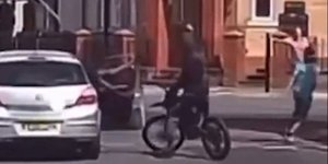 Κουκουλοφόροι με μηχανές επιτέθηκαν με ματσέτες σε δύο άνδρες στο Μάντσεστερ