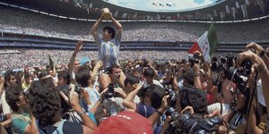 Ο Ντιέγκο Μαραντόνα με το τρόπαιο στο Estadio Azteca της Πόλης του Μεξικού μετά τη νίκη της Αργεντινής επί της Δυτικής Γερμανίας στον τελικό