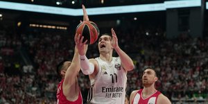 Ο Μάριο Χεζόνια σε αγώνα της Ρεάλ Μαδρίτης με τον Ολυμπιακό