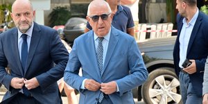 O Νικήτας Κακλαμάνης στην κηδεία της Μάρως Κοντού