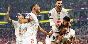 Οι παίκτες του Μαρόκο πανηγυρίζουν τέρμα τους 