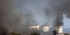 Μεύρος καπνός από τη φωτιά στο εργοστάσι