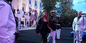 Η Μελάνια Τραμπ επιλέγει το λευκό χρώμα στην επέτειο της 4ης Ιουλίου -Η κομψή εμφάνιση που ξεχώρισε στους εορτασμούς