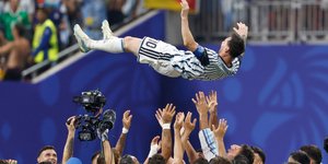 Μουντιάλ 2026: Σήκωσαν στα χέρια τον απόλυτο... ροκ σταρ Μέσι -Το πάρτι συνεχίστηκε στα αποδυτήρια της Αργεντινής [βίντεο]