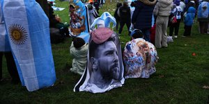 Οπαδοί της Αργεντινής έξω από τα γραφεία της Ομοσπονδίας περιμένοντας την άφιξη της εθνικής ομάδας τη Δευτέρα