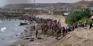 Χιλιάδες μετανάστες από το Μαρόκο περνούν τον ισπανικό θύλακα της Θέουτα