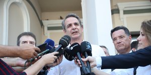 Ο Κυριάκος Μητσοτάκης κάνει δηλώσεις έξω από το Ιπποκράτειο Θεσσαλονίκης
