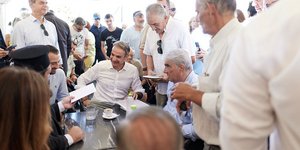 Ο Κυριάκος Μητσοτάκης με πολίτες στη Β. Εύβοια