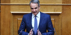 Ο πρωθυπουργός Κυριάκος Μητσοτάκης στο βήμα της Ολομέλειας
