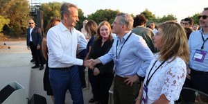 Ο Κυριάκος Μητσοτάκης λίγο πριν τη συζήτηση με τον Hemant Taneja, Διευθύνοντα Σύμβουλο της General Catalyst, στο πλαίσιο εκδήλωσης της Endeavor Greece
