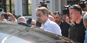 Ο Κυριάκος Μητσοτάκης έξω από το Ιπποκράτειο Θεσσαλονίκης 