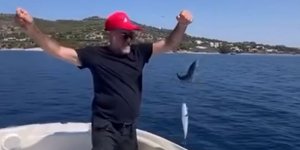 Ο Μιχάλης Ιατρόπουλος με τους λαγοκέφαλους 