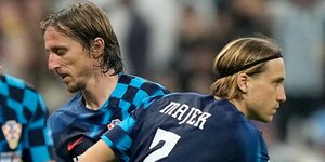Ο Λούκα Μόντριτς αντικαθίσταται από τον Λόβρο Μάγερ κατά τη διάρκεια του ημιτελικού του Παγκοσμίου Κυπέλλου του 2022, μεταξύ Αργεντινής και Κροατίας