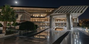 Είσοδος Μουσείου Ακρόπολης υπό το σεληνόφως του νυχτερινού αττικού ουρανού