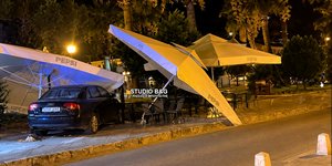 Ναύπλιο: Αυτοκίνητο έπεσε σε τραπεζοκαθίσματα πιτσαρίας
