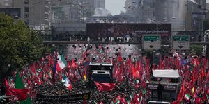 H νεκρώσιμη πομπή με το φέρετρο του αγιατολάχ Αλί Χαμενεΐ ξεκίνησε την πορεία της στους δρόμους της Τεχεράνης
