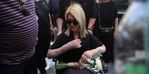 Η Αφροδίτη Νέστορα στην κηδεία της μητέρας της, Βάγιας Νέστορα