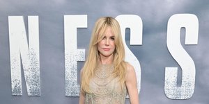 Νικόλ Κίντμαν: Η λαμπερή εμφάνιση με διάφανη μεταλλιζέ τουνίκ σε πρεμιέρα στη Νέα Υόρκη