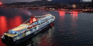 Το Νήσος Σάμος αποδίδει τιμές στην Αγία Παρασκευή της Χίου