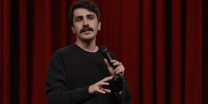 Ο Τούρκος κωμικός Ντενίζ Γκοκτάς 