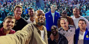 Η επική selfie με Ντουράντ, Μέσι, Τζόκοβιτς και άλλους θρύλους