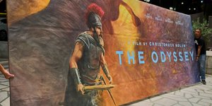 Διαφημιστική πινακίδας της «Οδύσσειας» φιλοτεχνημένη από την Βιργινία Αξιώτη για τον κινηματογράφο «Αθήναιον» 