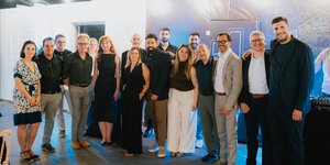 Ομάδα της ESA με την Program Manager του έργου για την ICEYE Hellas, Χρύσα Οικονόμου, τον CEO της ICEYE Hellas, Βασίλη Χαλουλάκο και μέλη των ελληνικών εταιρειών και οργανισμών που συμμετείχαν