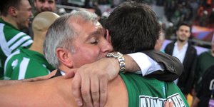 Ο Ζέλικο Ομπράντοβιτς αγκαλιά με τον Δημήτρη Διαμαντίδη