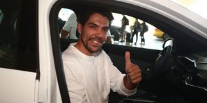 Ο Ορτέγκα στο αυτοκίνητο μετά την άφιξη στην Αθήνα.