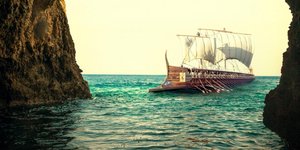 θάλλασα βάρκα τριήρης αρχαίο κωπήλατο πολεμικό πλοίο Οδύσσεια ταινία Nolan