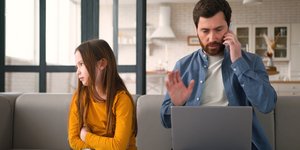 Παιδί που αγνοείται από τον πατέρα επειδή εκείνος είναι απασχολημένος